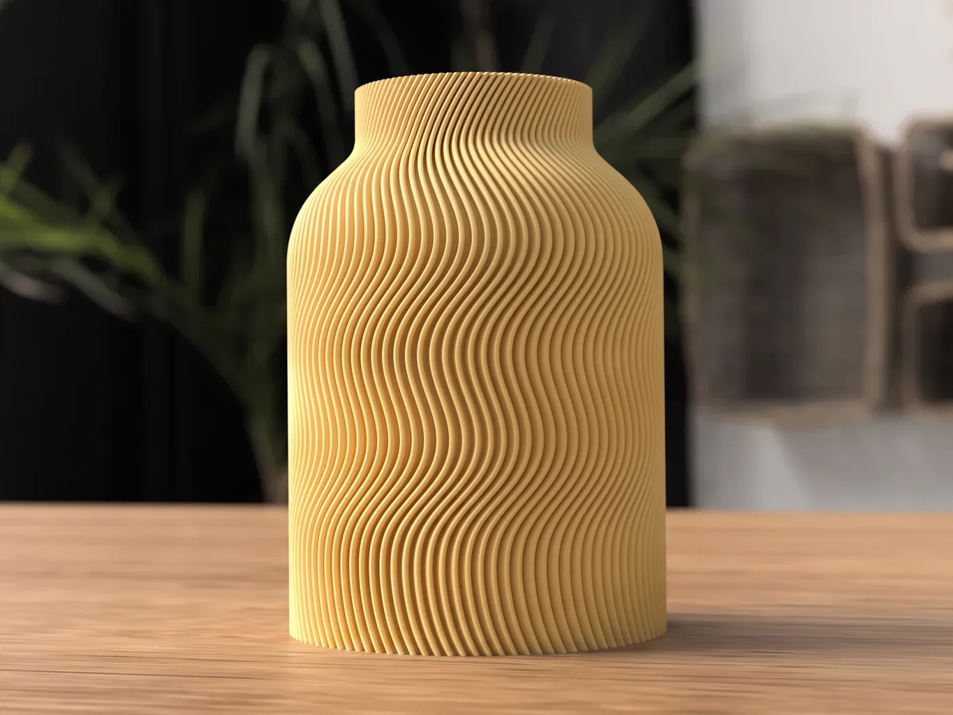 Vase Luna imprimé en 3D en coloris Jaune Matte, silhouette bouteille à ondulations, posé sur une table en bois