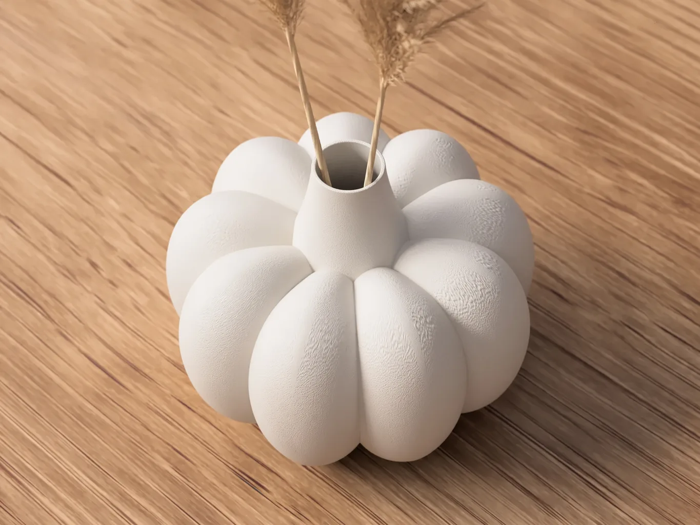 3D-gedruckte Kürbis-Vase in Elfenbeinweiß, gerundeter Körper mit breiten Rippen und enger Öffnung, gefüllt mit trockenen Stielen, auf einem Holztisch